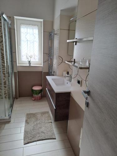 a small bathroom with a sink and a window at Le due Rive in Tufo