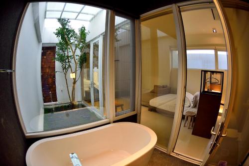 宜蘭市的住宿－水舍，带浴缸的浴室和大型玻璃窗