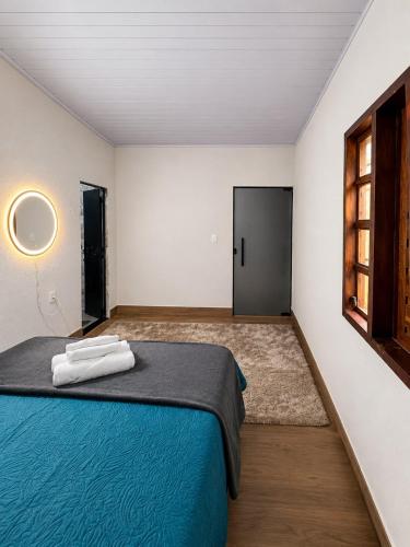 a bedroom with a bed with two towels on it at Chácara Orvalho da Chapada in Cavalcante