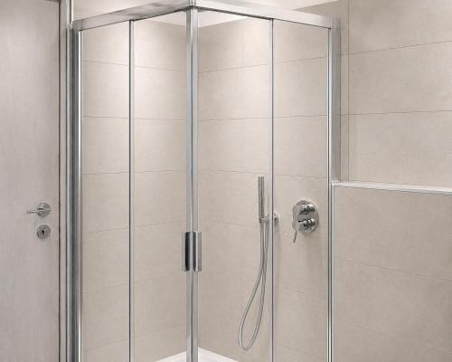 eine Duschkabine mit Glasduschtür in der Unterkunft Hotel Genesis in Vignola