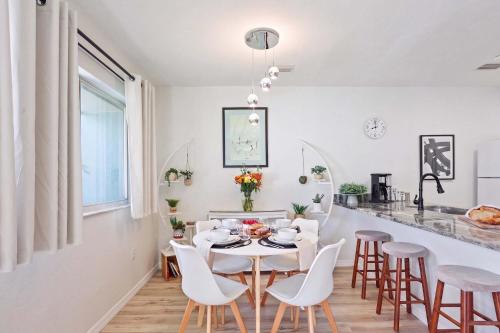a kitchen and dining room with a table and chairs at The YinYang - King Bed , Workspace , Full Kitchen in Gainesville
