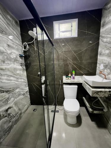 a bathroom with a toilet and a sink at Chácara Orvalho da Chapada in Cavalcante