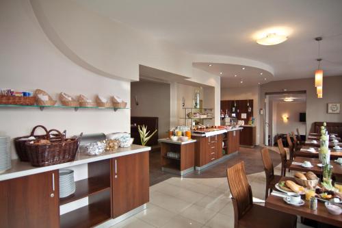 a kitchen and dining room with a table and chairs at Novum Hotel Eleazar City Center in Hamburg