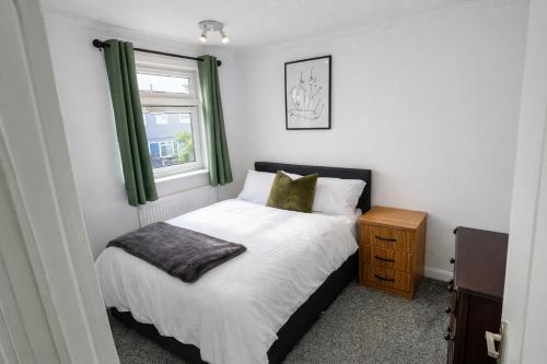 a small bedroom with a bed and a window at Onyx Place Spacious 3BR Home l Fast London Commute l Parking in North Ockendon