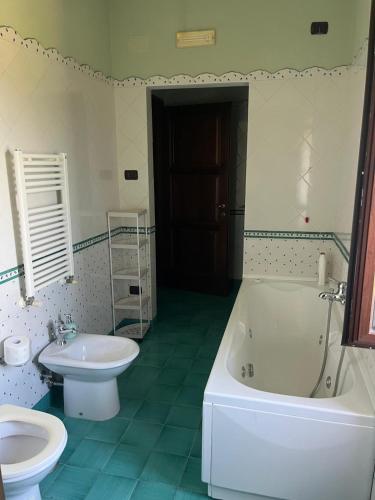 a bathroom with a tub and a toilet and a sink at Casa Vacanze Masseria Tidei in Sant'Agata de' Goti