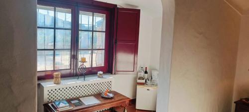a kitchen with a window and a wooden table at Monte do Laranjal in Monsaraz