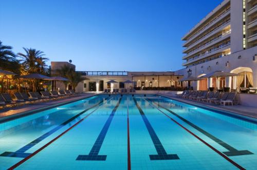 Πισίνα στο ή κοντά στο Radisson Blu Hotel & Resort, Al Ain