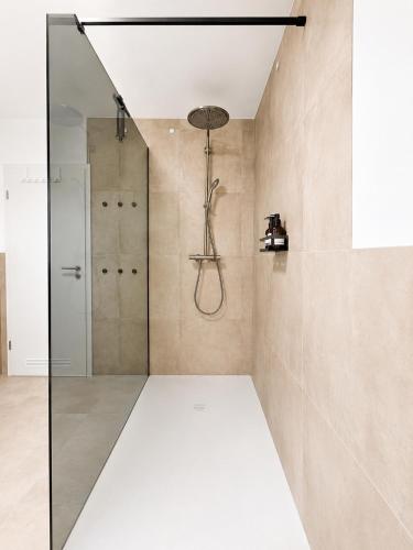 a shower with a glass door in a bathroom at Modernes Ferienhaus mit großer Küche, Terrasse & Garten in Bad Camberg
