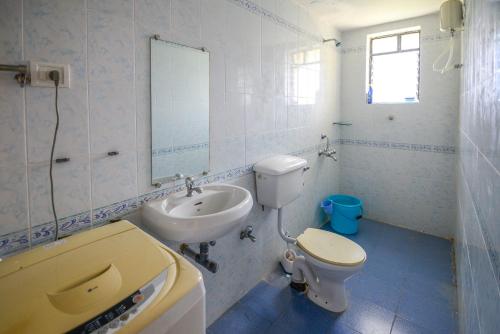 y baño con lavabo, aseo y espejo. en Sunshine Park Homes - Benaulim at Micon, en Benaulim
