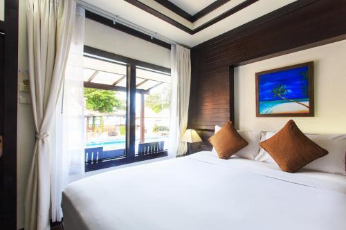 Chaweng Cove Beach Resort - SHA Extra Plus 객실 침대
