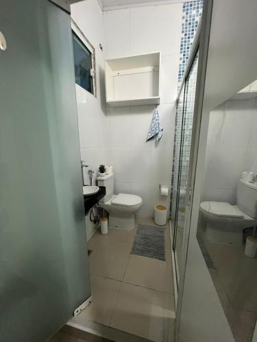 a bathroom with a toilet and a sink at Casa Quinta Locha in Ciudad del Este