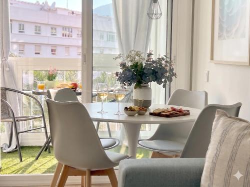Oasis de Luz y Diseño ,Tu Refugio con Terraza y Piscina , cerca de la Playa
