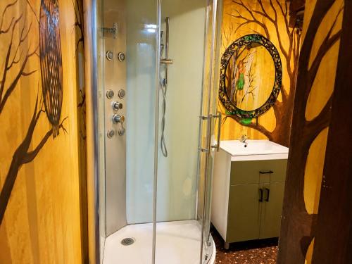 a bathroom with a shower and a sink at Chalet de carmelita in Nobsa