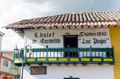 a building with a balcony on the side of it at Chalet de carmelita in Nobsa