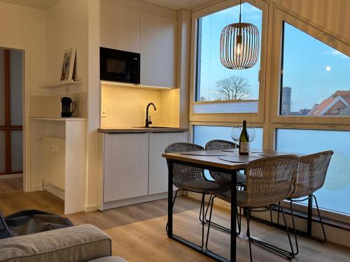 a kitchen with a table and chairs in a room at Strandloft Pippa in Borkum