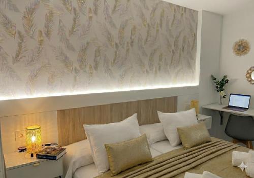 Oasis de Luz y Diseño ,Tu Refugio con Terraza y Piscina , cerca de la Playa