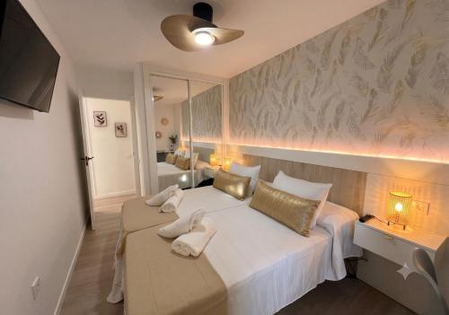Oasis de Luz y Diseño ,Tu Refugio con Terraza y Piscina , cerca de la Playa