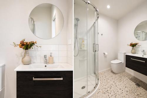 a bathroom with a shower and a sink and a toilet at Modern Mountain View Retreat, 2 Bedroom Stay in Frankton
