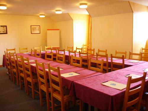 a room with long tables and chairs with pink table cloth at HOTEL Chateau-Thierry Centre in Château-Thierry