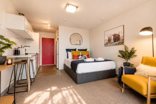 a hotel room with a bed and a kitchen at Lake & Mountain Views, Close to Shops & Dining in Queenstown