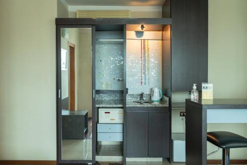 a small kitchen with a sink and a counter at Zoom Apartments Hotel in Córdoba