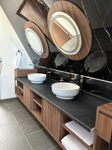 a bathroom with two sinks and a large mirror at Villas Safir en Valle de Gpe in Los Hornos
