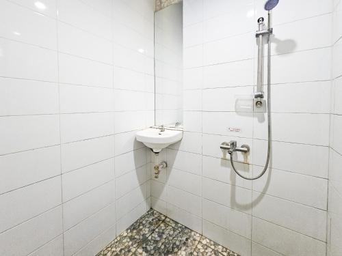 a bathroom with a shower and a sink at Urbanview Java Living Sigura Gura in Betek