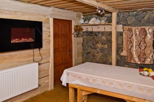 ドラゴブラトにあるSmerichka Hotelの木造の部屋(テーブル、暖炉付)