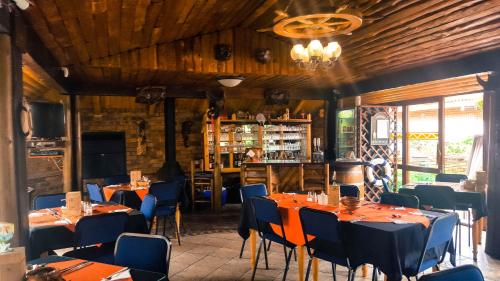 Reštaurácia alebo iné gastronomické zariadenie v ubytovaní Aark Guest Lodge