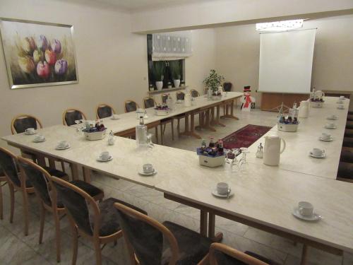 a large conference room with a long table and chairs at Hotel Rose in Georgsmarienhütte