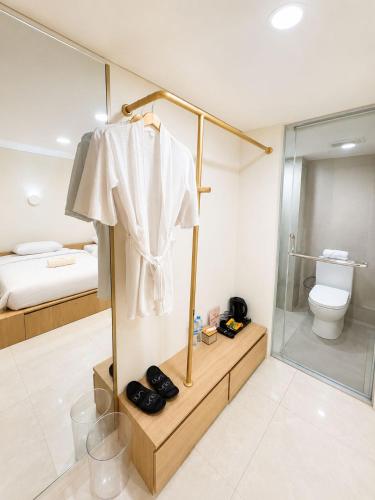 a bathroom with a shower and a toilet in a room at Una Hotel in Mantaak