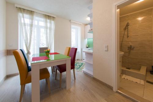 een keuken en eetkamer met een tafel en stoelen bij Apartment Sanny in Sarajevo