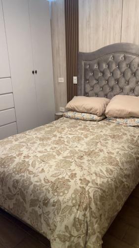 a bedroom with a large bed with a padded headboard at Apartment luxury and comfort in Monterrey