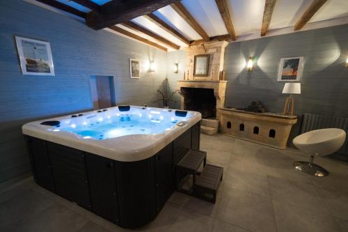 Pont-lʼAbbé-dʼArnoultLa Tillaie SPA et Sauna的大型浴室设有大浴缸。