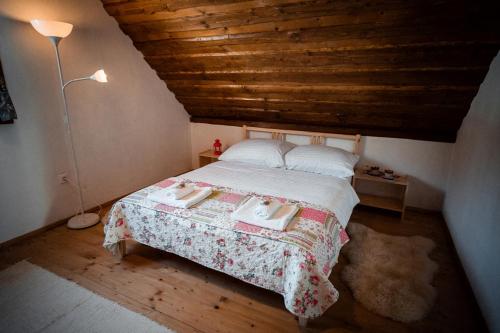 Posteľ alebo postele v izbe v ubytovaní Chata nad Briežkami