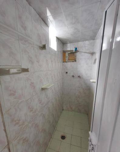 a bathroom with a shower with a glass door at Alojamiento Casa Chuy in Jicolapa