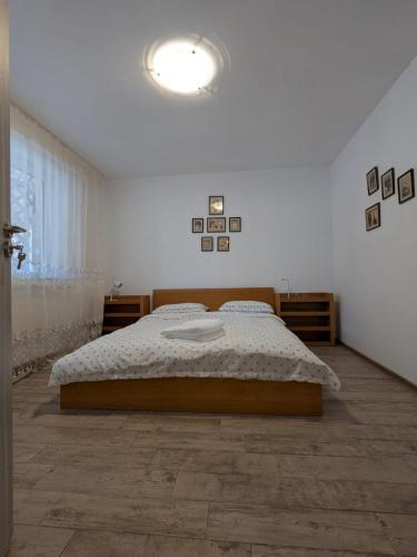 ein Schlafzimmer mit einem Bett und einer Deckenleuchte in der Unterkunft CasaGabri in Tarcău-Gheuca