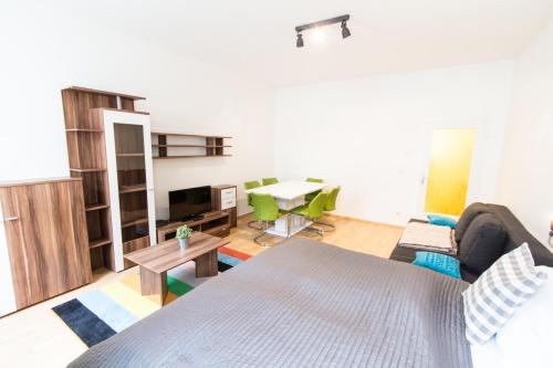 Zimmer mit einem Bett und einem Wohnzimmer mit einem Tisch in der Unterkunft Apartment Knöllgasse in Wien