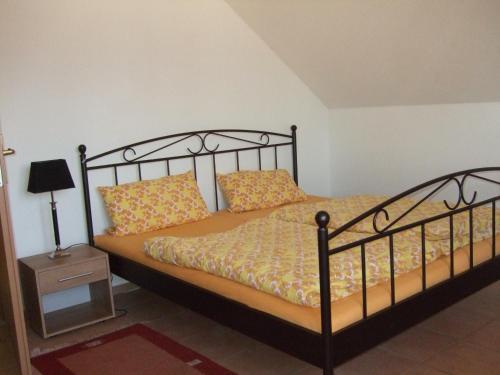 um quarto com uma cama com uma estrutura preta e almofadas em Apartment OG 2 em Peine
