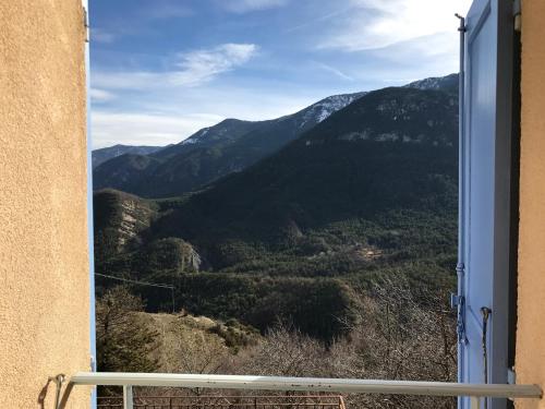 vistas a la montaña desde una ventana en Hellebore en Le Mas