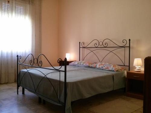 ジョイオーザ・マレーアにあるCasa Nicoのベッドルーム1室(金属製フレームのベッド1台、窓付)