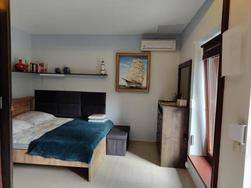 ein Schlafzimmer mit einem Bett mit einer blauen Decke in der Unterkunft Leśna Wisełka in Wisełka