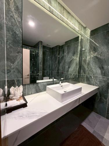 a bathroom with a sink and a large mirror at Simple Life Resort Koh Tao in Ko Tao