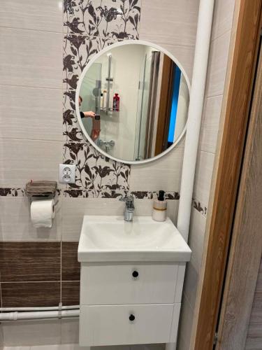 a bathroom with a sink and a mirror at Wygodny kąt in Tarnobrzeg