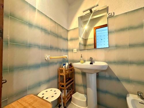 a bathroom with a sink and a mirror at Casa De Pueblo Raval in Teulada