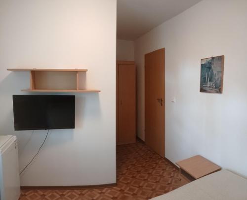 a room with a flat screen tv on a wall at Cyklami in Pobierowo