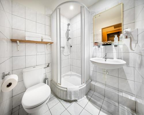 ein Badezimmer mit Toilette, Dusche und Waschbecken in der Unterkunft Element Residence in Lipno nad Vltavou