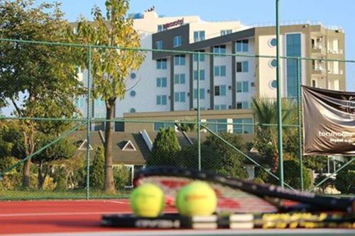 Tennis und/oder Squash in der Unterkunft EmexOtel Kocaeli oder in der Nähe