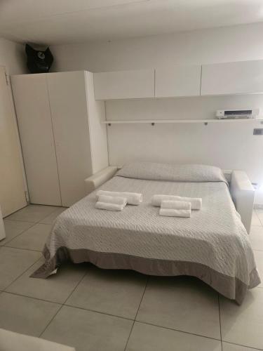 a bedroom with a bed with two towels on it at Domus cinque in Borghetto Santo Spirito