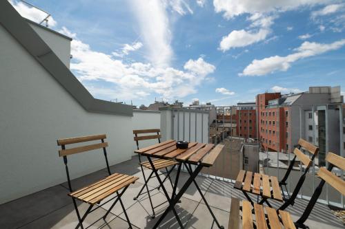 Premium Apartments with Air Conditioning - doverys yard